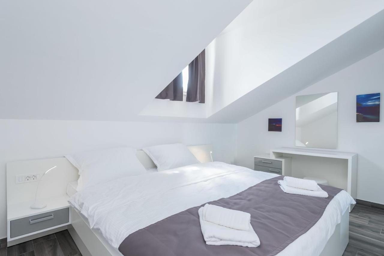 Apartments Poseidon Сресер Екстер'єр фото
